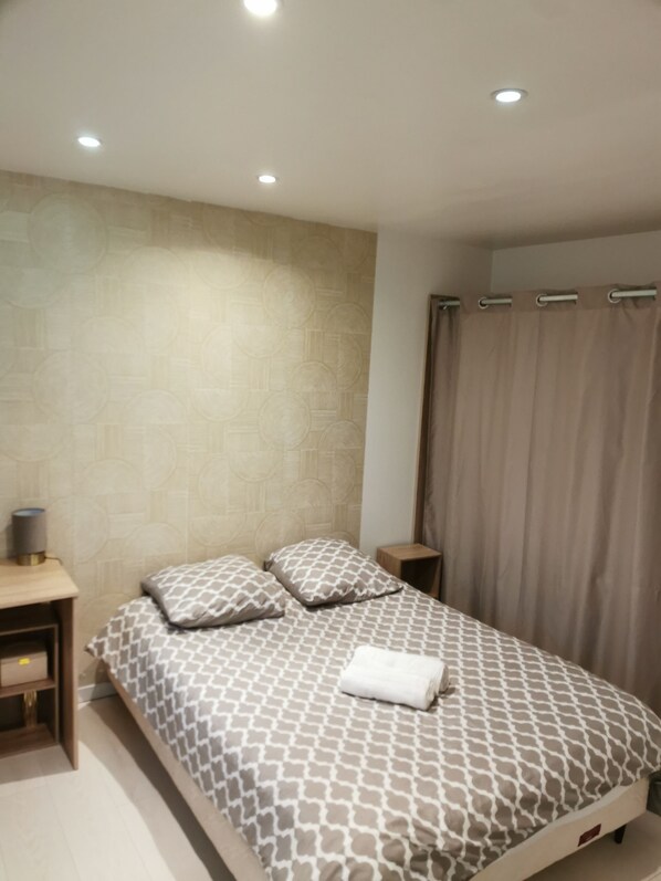 1 bedroom, bed sheets