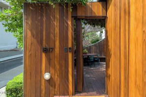Outdoor dining - The Bernardi House (Los Angeles)