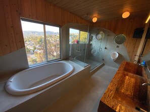 Een douche, een haardroger, een bidet, handdoeken