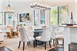 Dining - Stunning 3 bedroom Oasis, quiet and great location in world-class resort! (Naples)