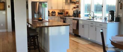 Micro-ondes, four, plaque de cuisson, lave-vaisselle