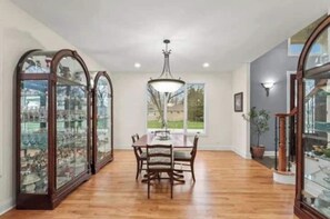 Interior - Spacious 5-bedroom Chicago suburban vacation home! (Roselle)