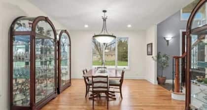 Spacious 5-bedroom Chicago suburban vacation home!