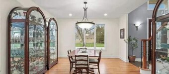 Spacious 5-bedroom Chicago suburban vacation home!
