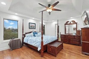 6 bedrooms, desk, iron/ironing board, travel crib