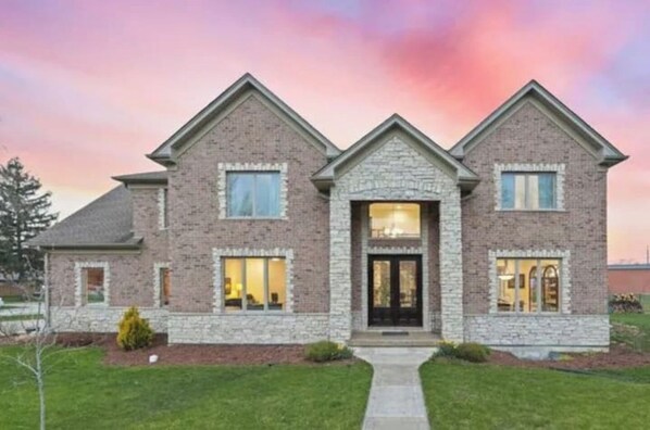 Exterior - Spacious 5-bedroom Chicago suburban vacation home! (Roselle)