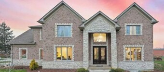 Spacious 5-bedroom Chicago suburban vacation home!