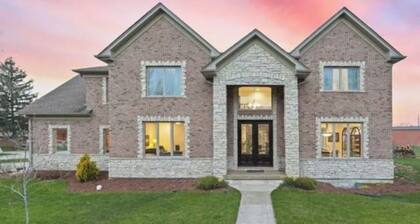 Spacious 5-bedroom Chicago suburban vacation home!