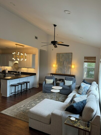 Coastal 'Sip-Luxury 3BR condo-walk to the Vaught, Swayze Field, the Grove!
