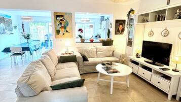 Télévision, lecteur de DVD, livres, vidéothÚque