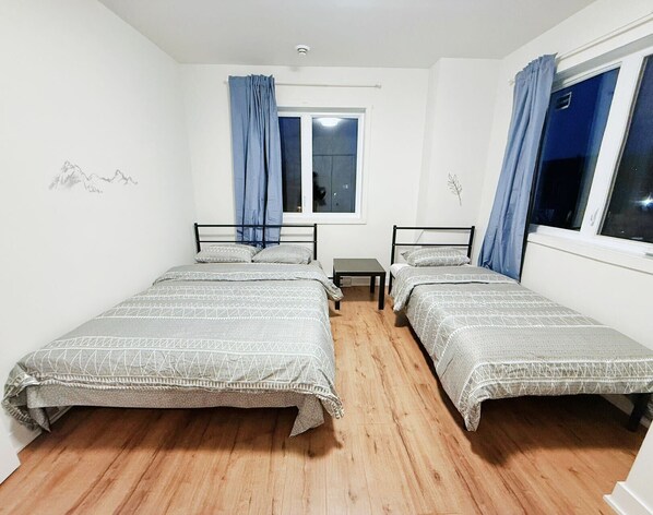 3 habitaciones, tabla de planchar con plancha, wifi y ropa de cama 