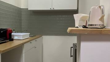 Kühlschrank, Mikrowelle, Herdplatte, Wasserkocher mit Kaffee-/Teezubehör