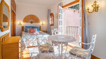 5 bedrooms, travel crib, free WiFi