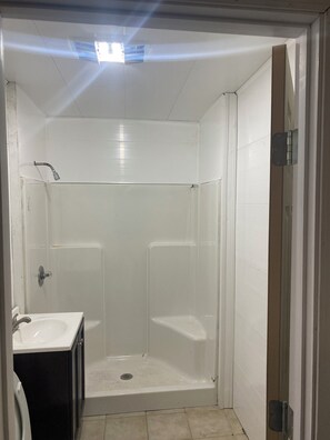 Douche, serviettes fournies, savon, papier toilette