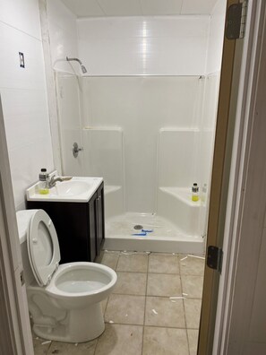 Regadera, toallas, jabón, papel de baño 