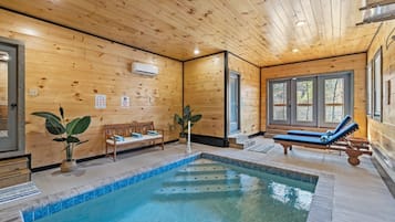 Una piscina techada, una piscina climatizada