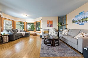 Smart TV, ping pong, books, offices - The Clubhouse (Marysville)