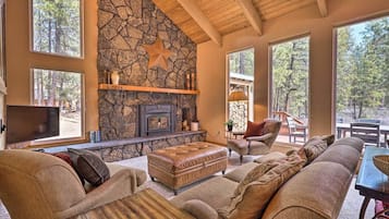 Smart TV, chimenea, reproductor de DVD y oficina