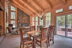 Dining - 5BR. Hot Tub! Full resort access (Sisters)