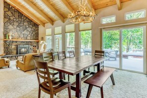 Dining - 5BR. Hot Tub! Full resort access (Sisters)