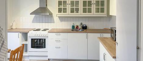 Fridge, oven, stovetop, coffee/tea maker