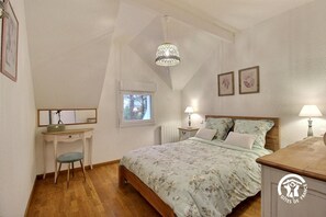 1 slaapkamer, een strijkplank/strijkijzer, reisbedje, gratis wifi