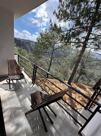 Terrace/patio. Casa Madera 2B Estancia a la orilla de la Barranca los Jilgueros...Espectacular!