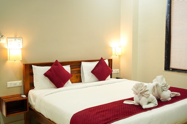 Desk, laptop workspace, iron/ironing board, free WiFi