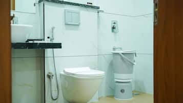 Deluxe Double Room | Bathroom | Towels, soap, shampoo, toilet paper