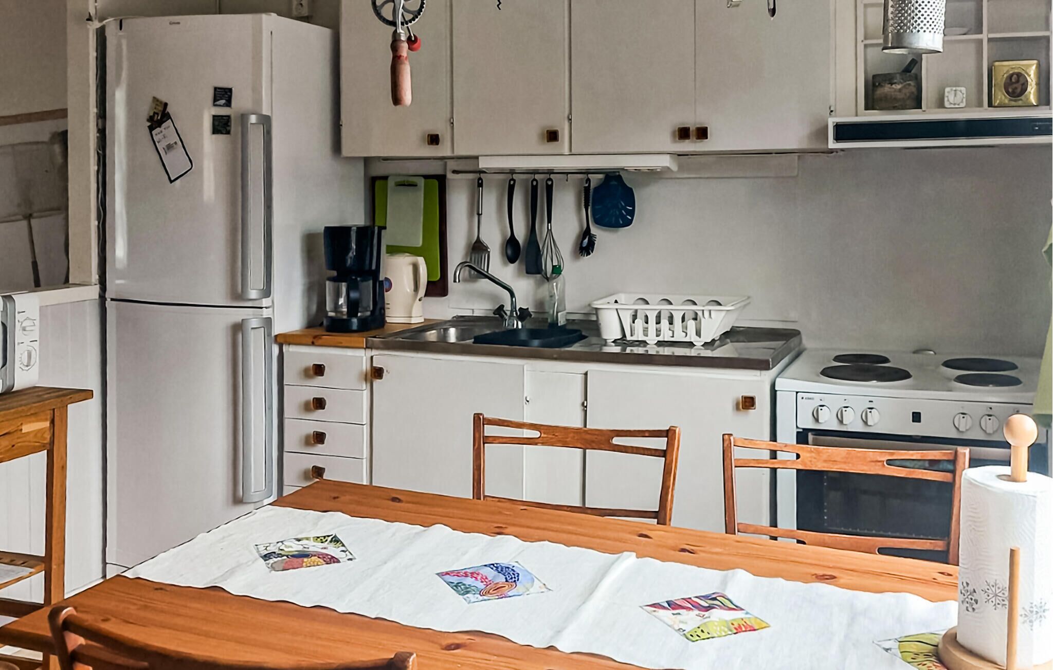 Kylskåp, spishäll och kaffe- och tebryggare