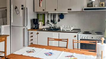 Fridge, stovetop, coffee/tea maker