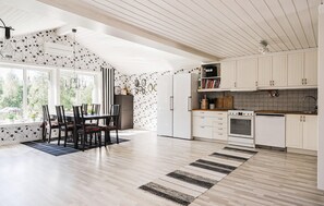 Kjøleskap, ovn, kokeplater og oppvaskmaskin