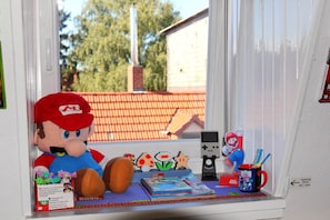 A window sill with a plush toy, a mug, and a small gaming console. - 🎮Gamer's Lair🕹 incl. Extras (Göttingen)