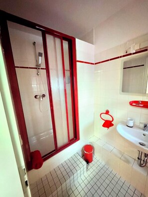 A bathroom with a shower, a sink, and a toilet. - 🎮Gamer's Lair🕹 incl. Extras (Göttingen)