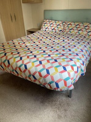 2 室のベッドルーム、アイロン / アイロン台、WiFi、ベッドシーツ