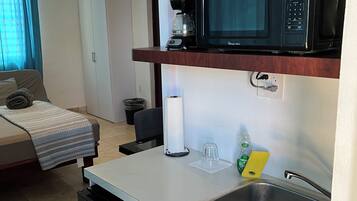 Habitación doble estándar | Área de sala de estar | Televisión de pantalla plana de 32 pulgadas con canales digitales