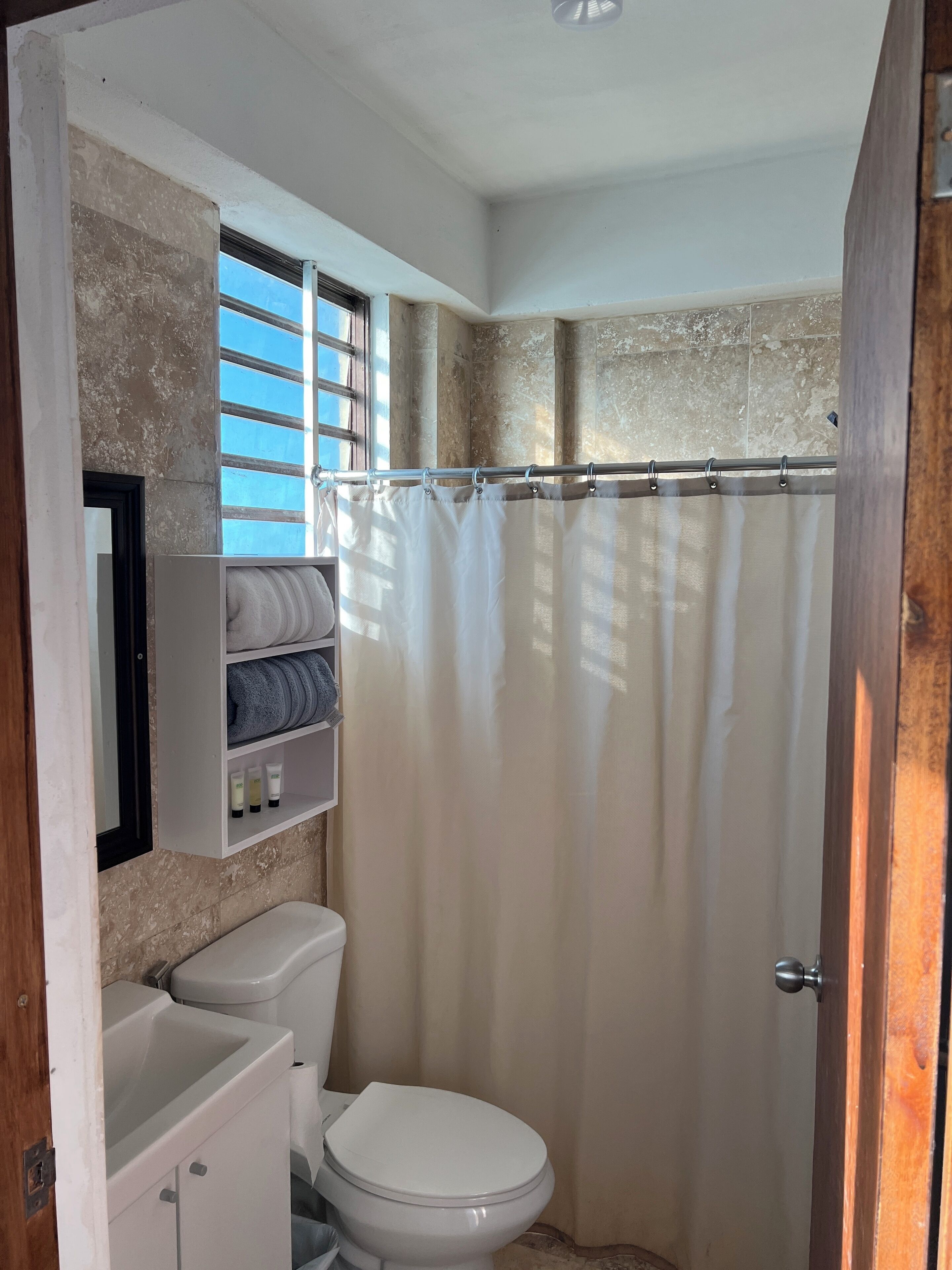 Standaard kamer, 1 kingsize bed | Badkamer | Een douche, gratis toiletartikelen, handdoeken, zeep