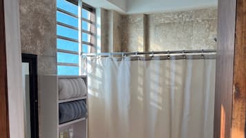 Standaard kamer, 1 kingsize bed | Badkamer | Een douche, gratis toiletartikelen, handdoeken, zeep