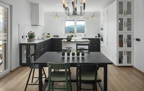 Kjøleskap, ovn, kokeplater og oppvaskmaskin