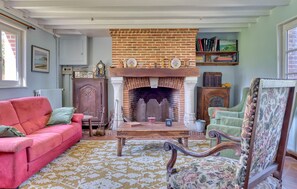Una televisión, una chimenea, una mesa de tenis de mesa