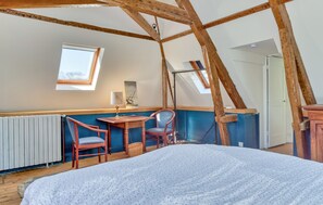 8 bedrooms, free WiFi, bed sheets