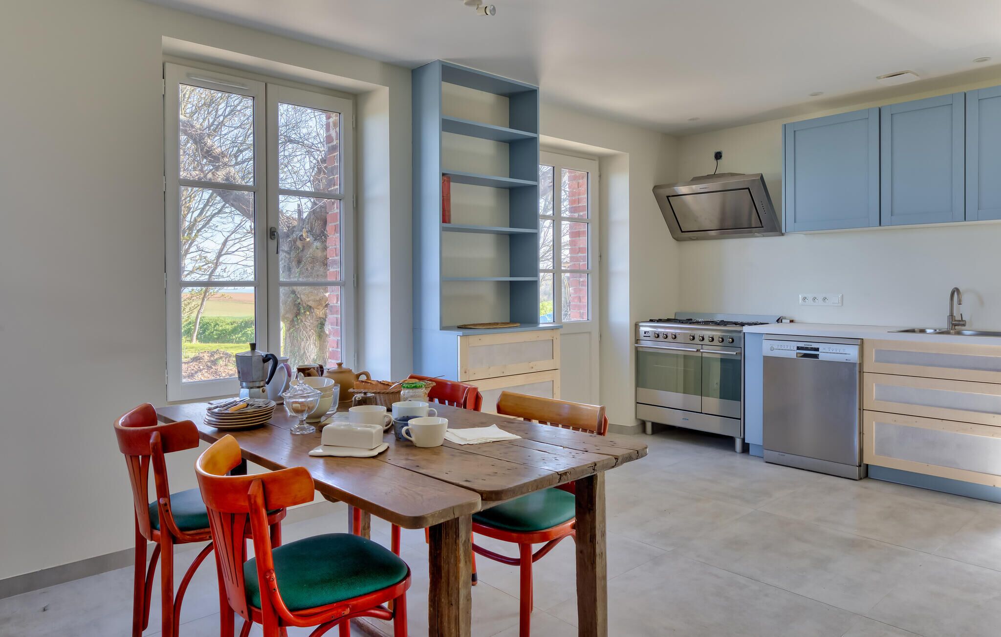 Réfrigérateur, four, lave-vaisselle, cafetière/bouilloire