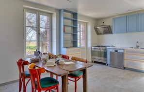 Fridge, oven, dishwasher, coffee/tea maker