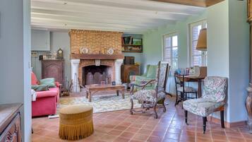 Télévision, cheminée, table de tennis de table