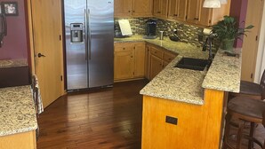 Coffee/tea maker, fridge, microwave, oven - Pondhaven Rereat Fully furnished house with fun and convenience for all ages (Farmington)