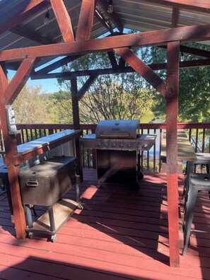 Outdoor dining - Pondhaven Rereat Fully furnished house with fun and convenience for all ages (Farmington)