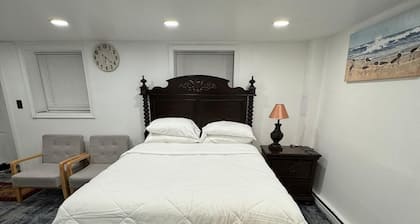 Cozy 1-bedroom apartment in charming Schenectady just renewed has AC HEAT WIFI