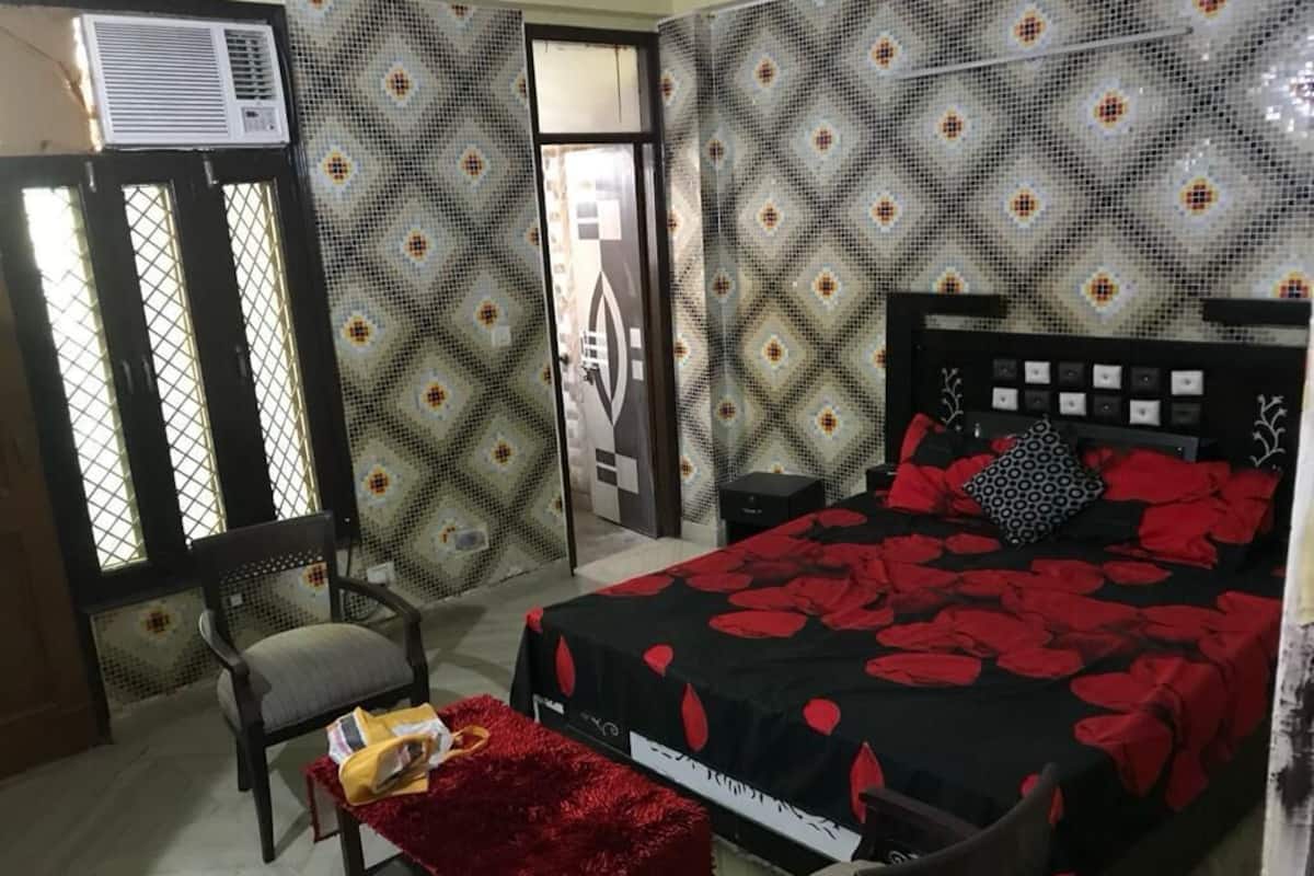 Deluxe Double Room, City View | Meja, ruang kerja komputer riba, Wi-fi percuma
