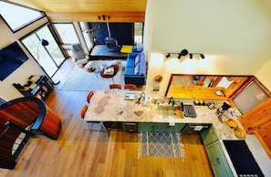 A modern interior with a kitchen, dining area, and living space. - Crestviewhaus: Idyllwild Cabin Retreat, stunning views 3BDRM+Loft Central Air (Idyllwild-Pine Cove)