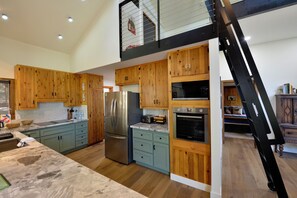 Microwave, oven, stovetop, dishwasher - Crestviewhaus: Idyllwild Cabin Retreat, stunning views 3BDRM+Loft Central Air (Idyllwild-Pine Cove)